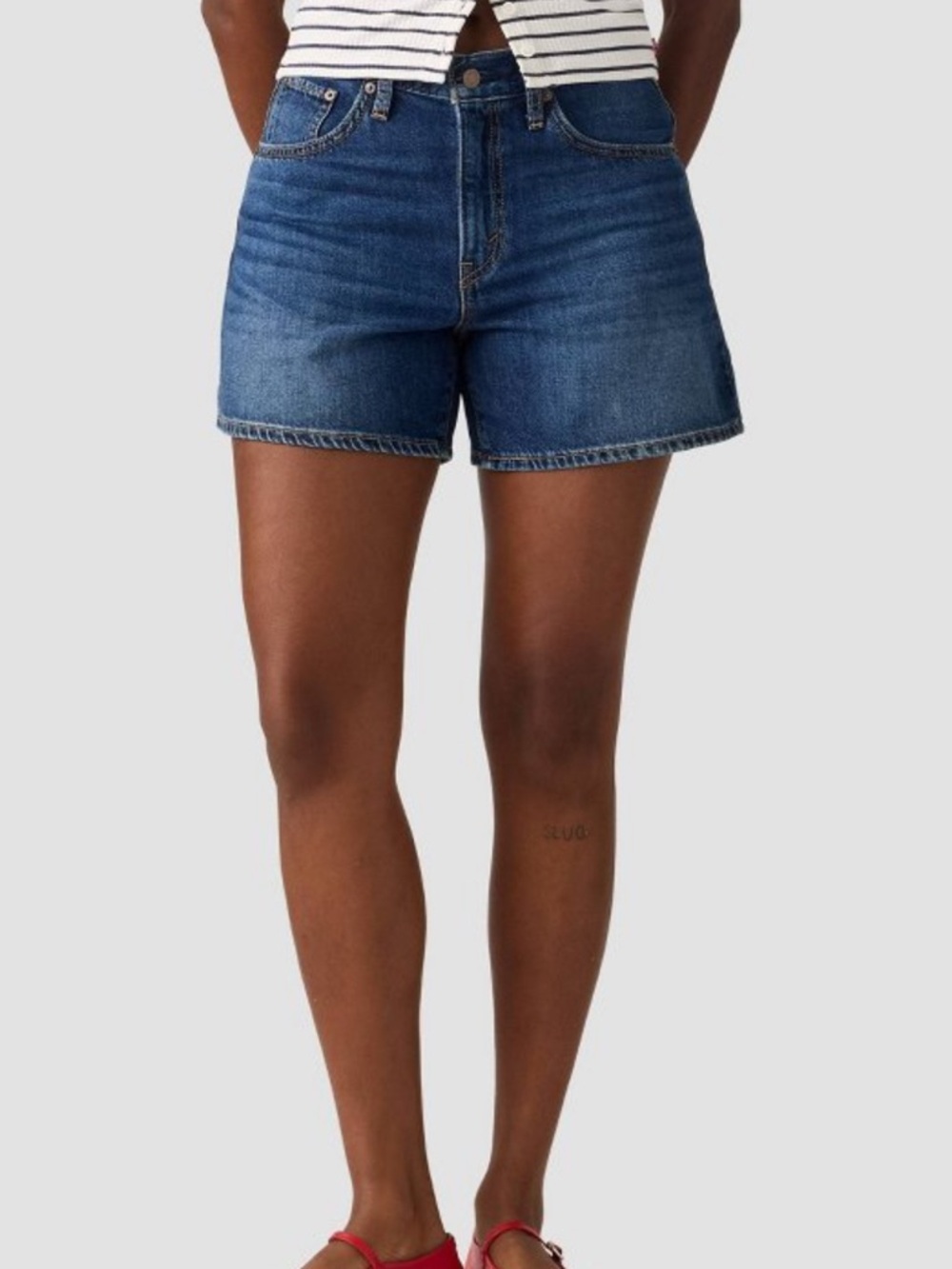 NWT Levi’s Women’s Cinch Mid-Thigh Shorts Kiss Goodbye 26